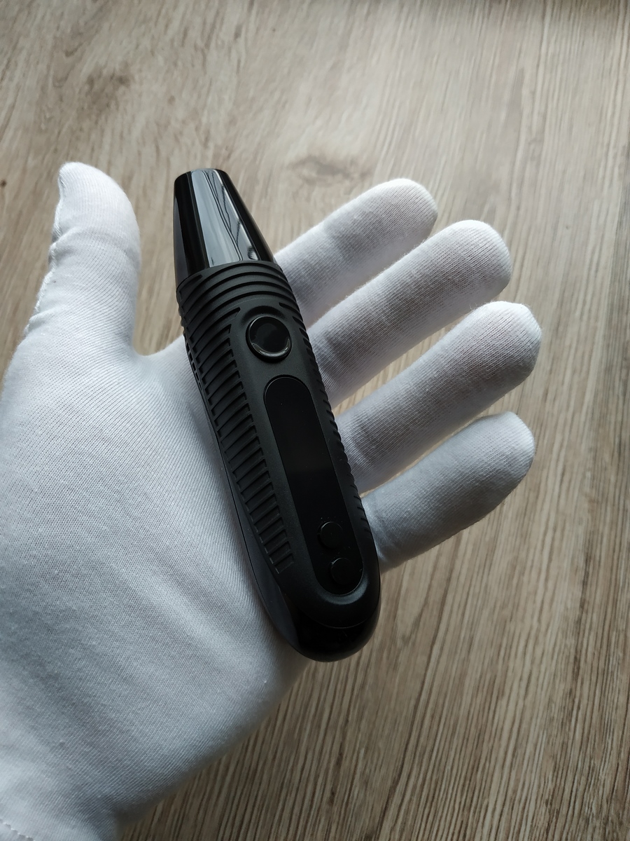 dłoń w białej rękawiczce trzyma vaporizer