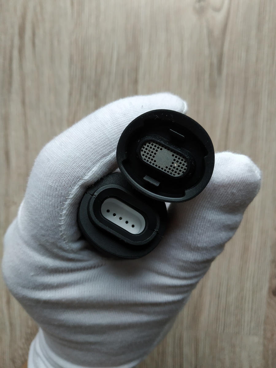 dłoń w białej rękawiczce trzyma vaporizer